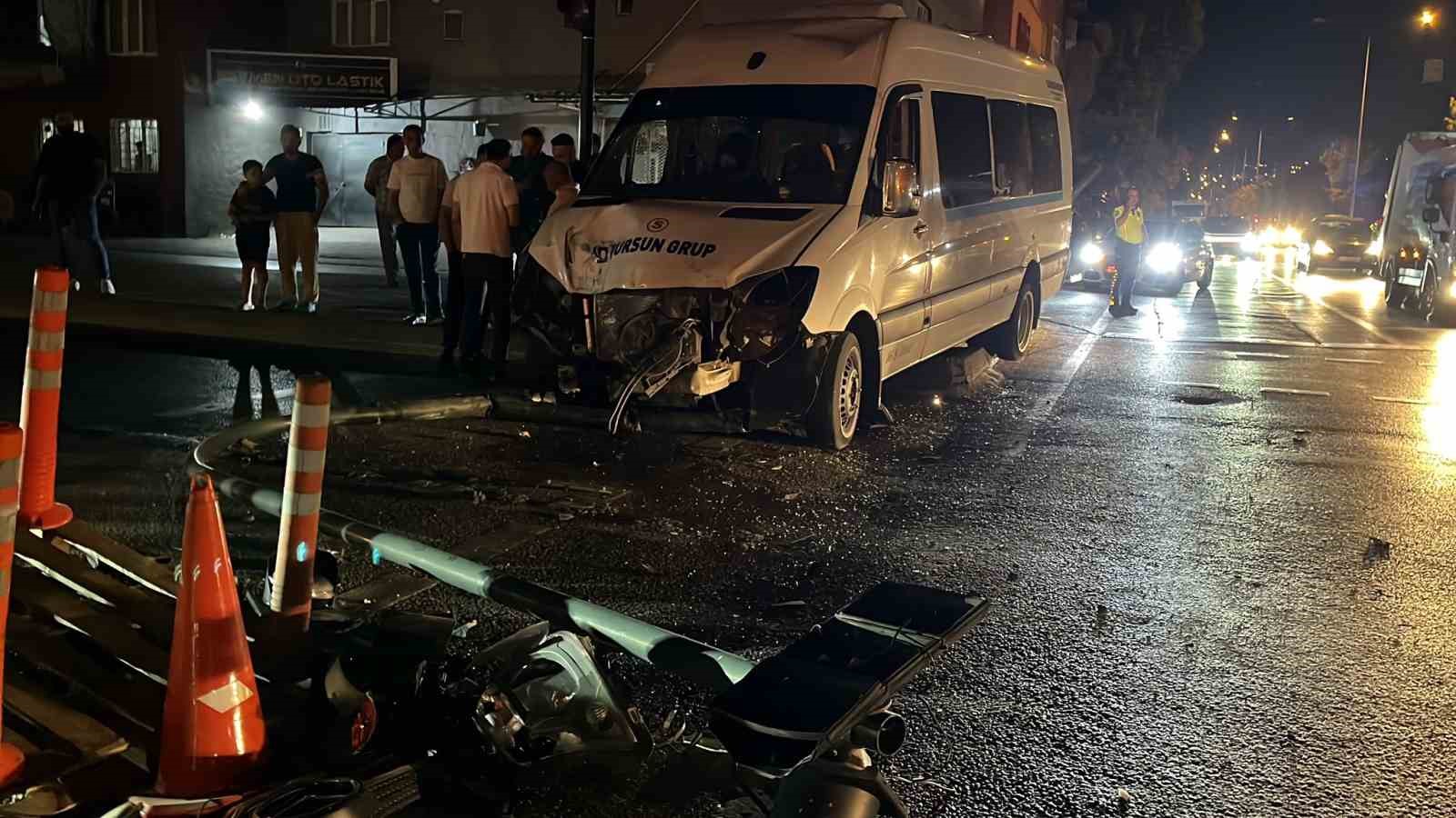 bursada servis minibusu refuje cikti 1 yarali 2 ySuUISb1