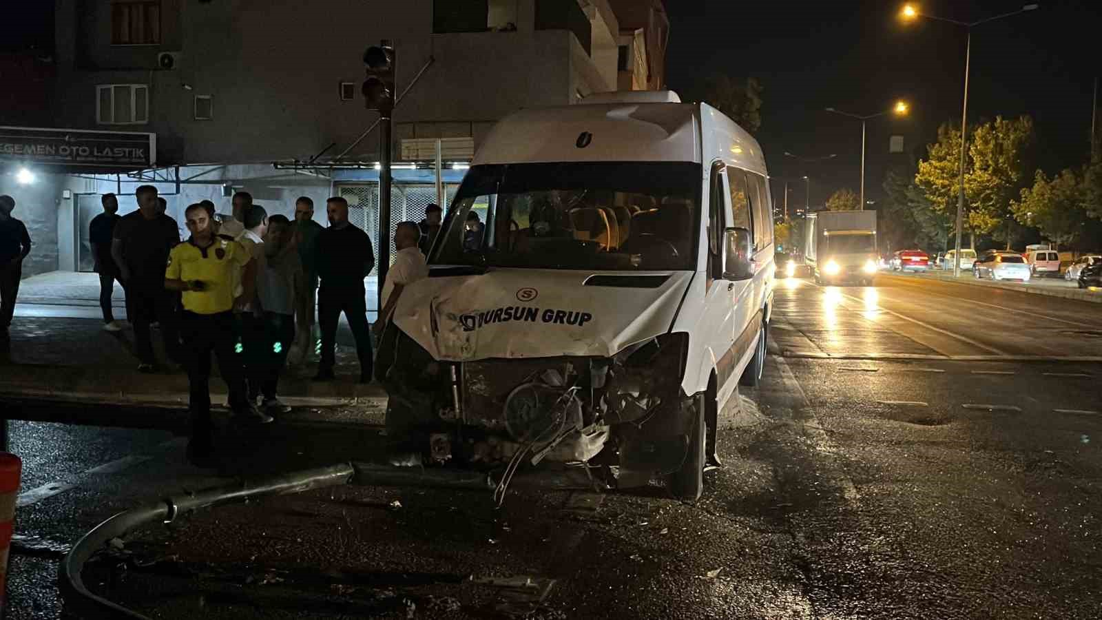 bursada servis minibusu refuje cikti 1 yarali 4 G8ObffCs