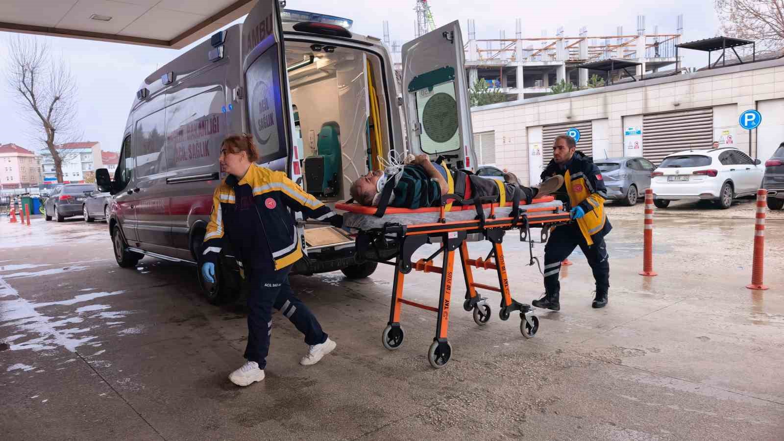 bursada servis minibusunden inen surucuye arac carpti 0 LkwDtr7F