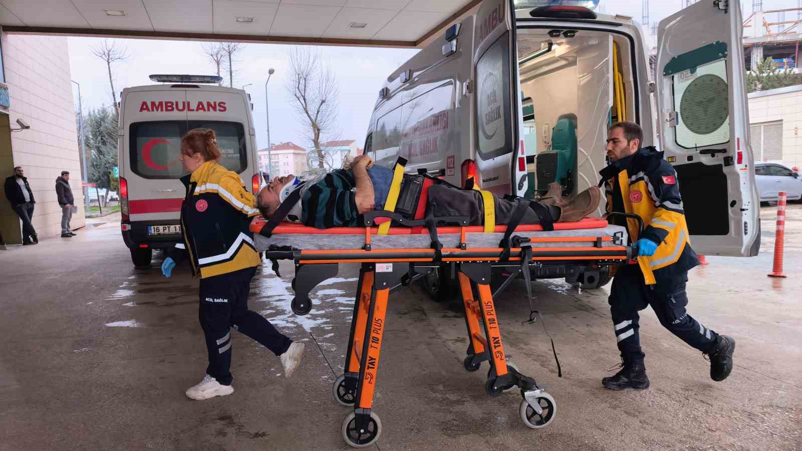 bursada servis minibusunden inen surucuye arac carpti 1 HGW3JMO2