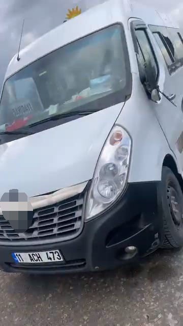 bursada servis minibusunden inen surucuye arac carpti 2 qYO5LzX5