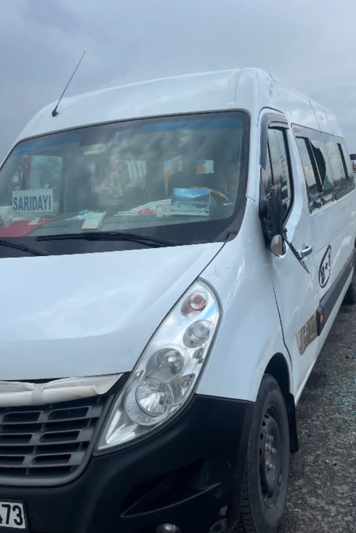 bursada servis minibusunden inen surucuye arac carpti 4 vDYJ5Eig