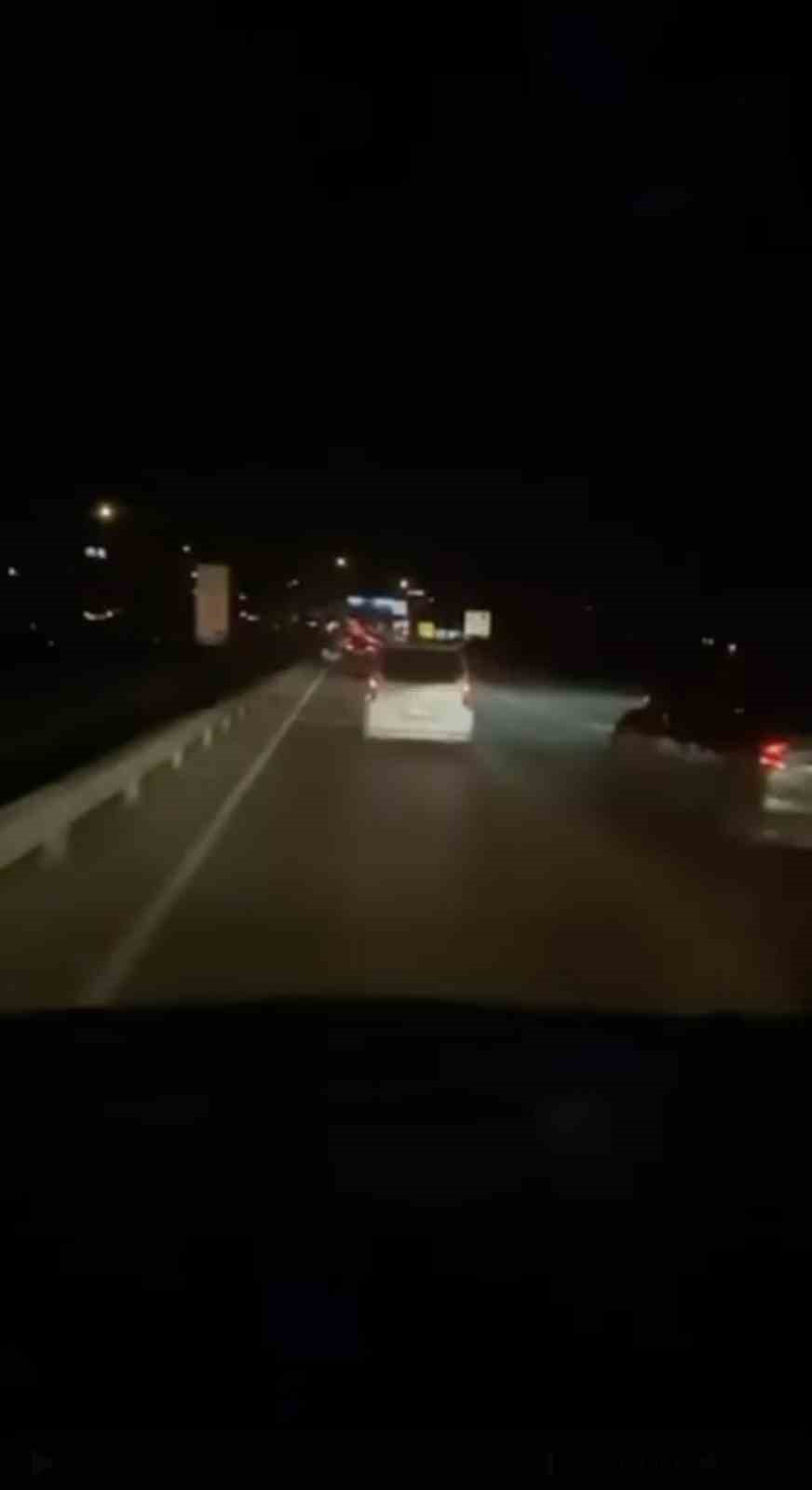 bursada servis minibusune carpan kamyoneti 3 kilometre sonra durdurabildi 1 ewdd5Z4i