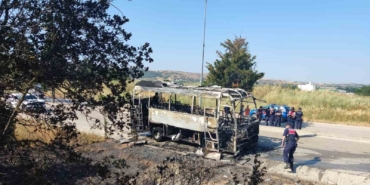 bursada-servis-otobusu-alevlere-teslim-oldu-nUCtsWwS.jpg