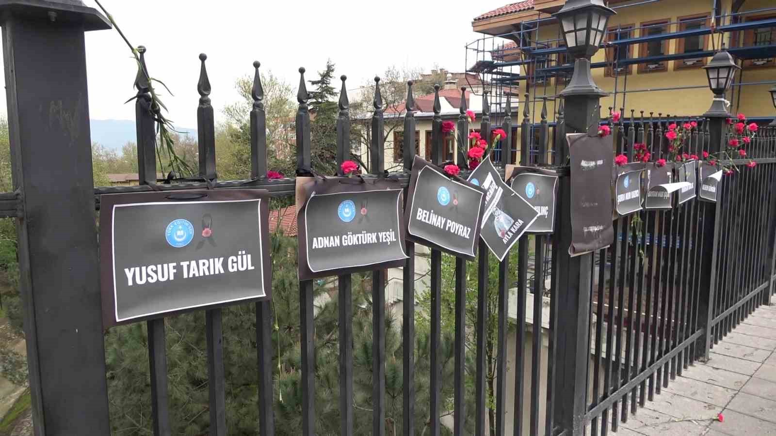 bursada setbasi koprusu karanfillerle donatildi 1 1TFlydsc