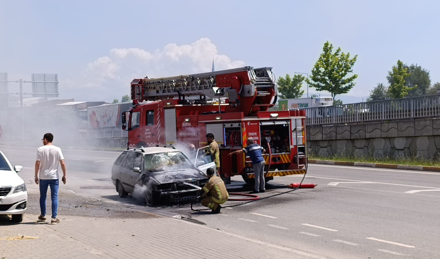 bursada seyir halindeki arac alev topuna dondu surucu son anda kurtuldu 2 A178HC3Y