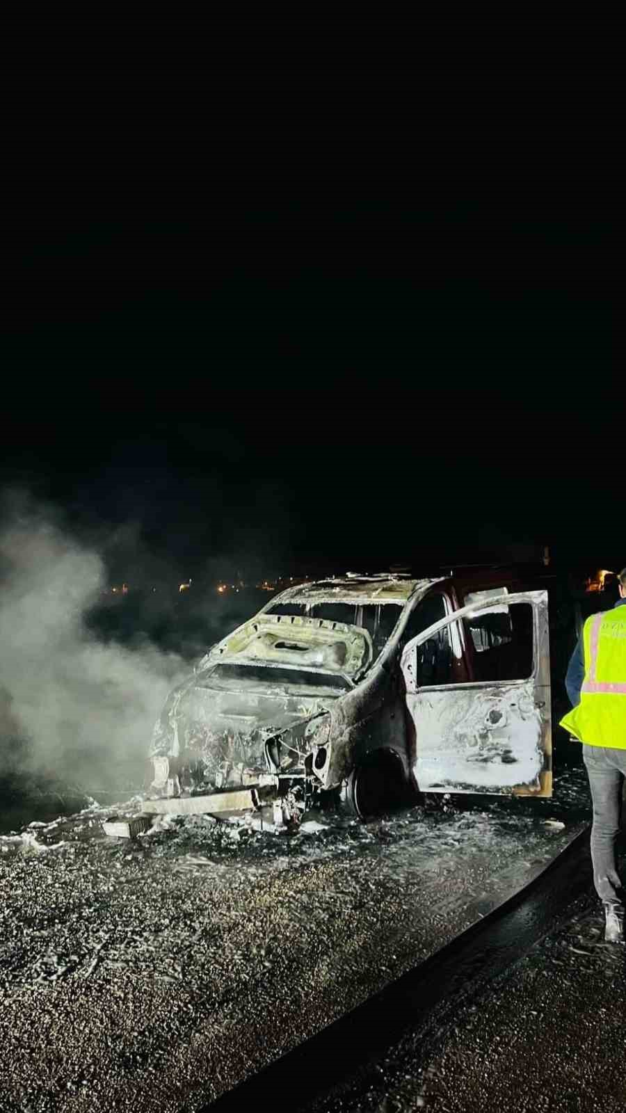 bursada seyir halindeki arac alevlere teslim oldu 1 pn15RWXU