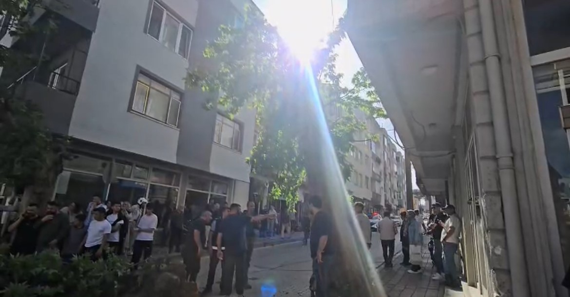bursada seyir halindeki araclarin uzerine agac devrildi 1 kisi yaralandi 2 kwY2e3lN