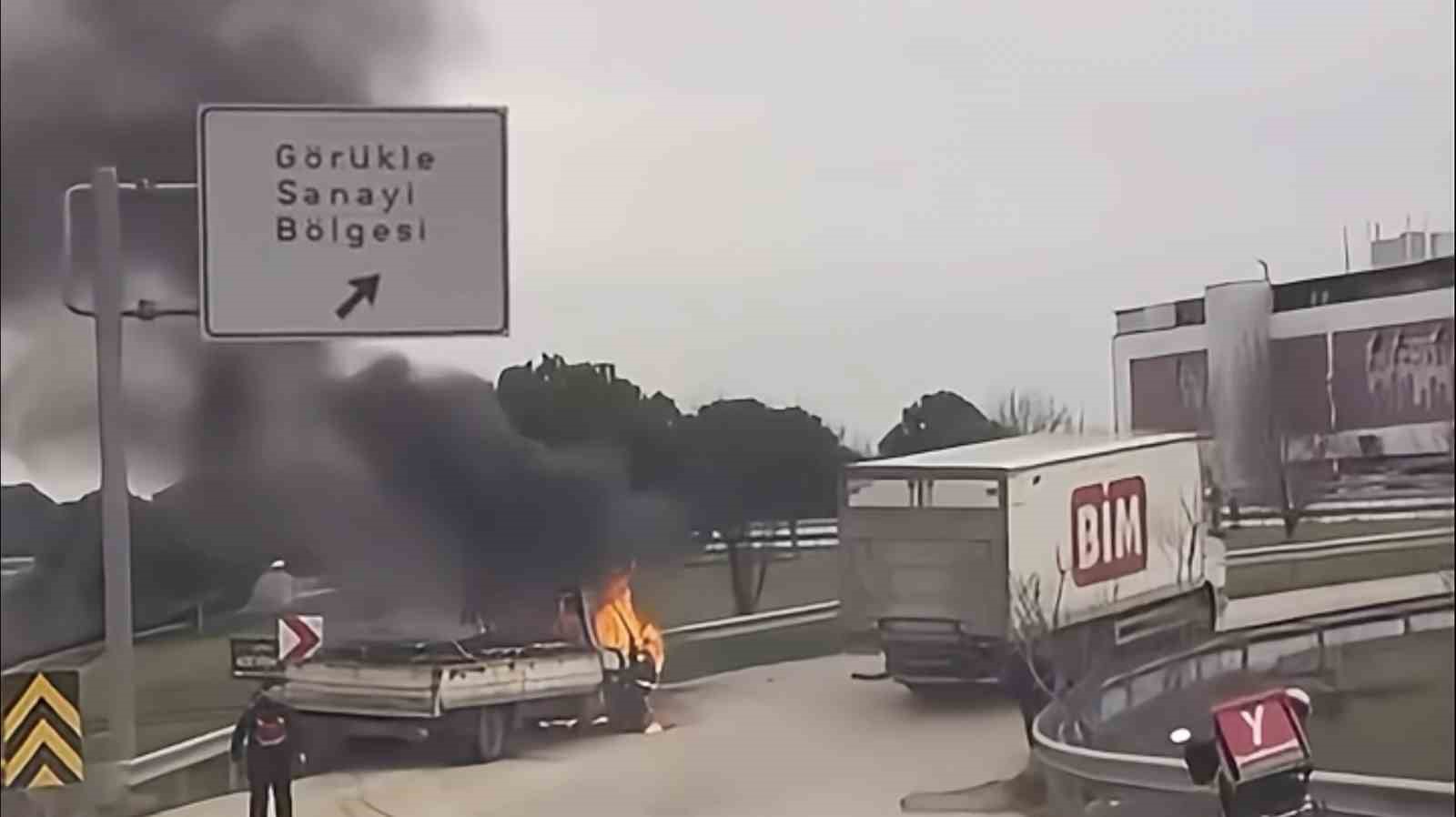 bursada seyir halindeki kamyonet alev alev yandi 1 QVBAWDAu