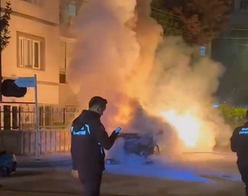bursada seyir halindeki otomobil alev aldi 1