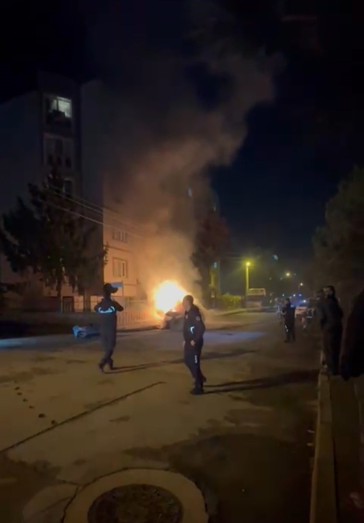 bursada seyir halindeki otomobil alev aldi 5 KASBISNX