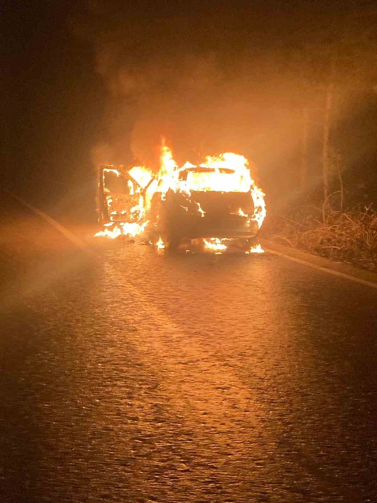 bursada seyir halindeki otomobil alev alev yandi 1 1DJvGQCd