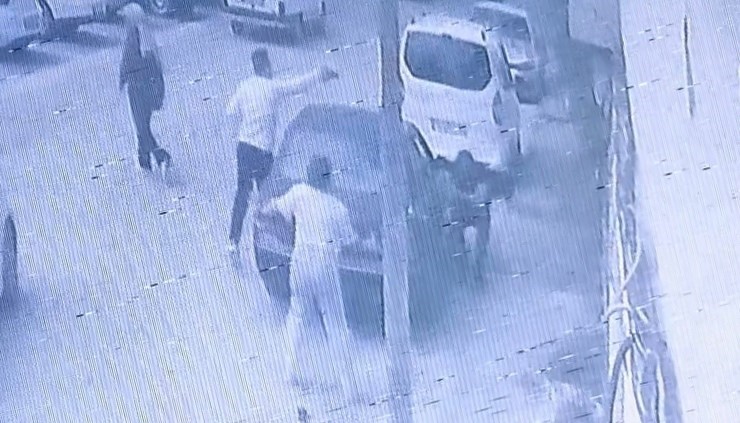 Bursa’da silahlı kavga: Yaralıyı motorize trafik timi hastaneye yetiştirdi 4 bursada silahli kavga yaraliyi motorize trafik timi hastaneye yetistirdi 0 7MgIOPsp