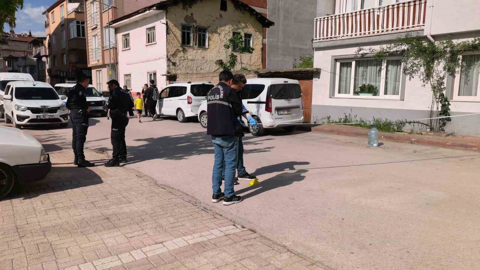 Bursa’da silahlı kavga: Yaralıyı motorize trafik timi hastaneye yetiştirdi 7 bursada silahli kavga yaraliyi motorize trafik timi hastaneye yetistirdi 3 Q2N3Y6XU
