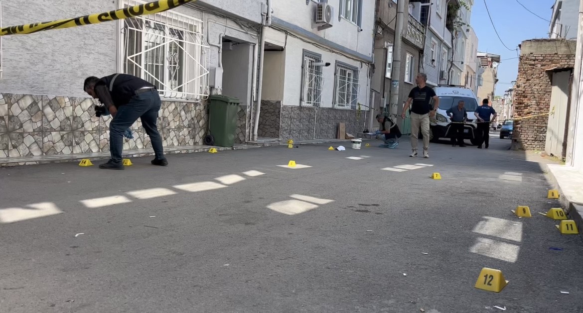 Bursa’da sokak ortasında kurşun yağmuruna tutulan şahıs ağır yaralandı 4 bursada sokak ortasinda kursun yagmuruna tutulan sahis agir yaralandi 0 cisT2RKb