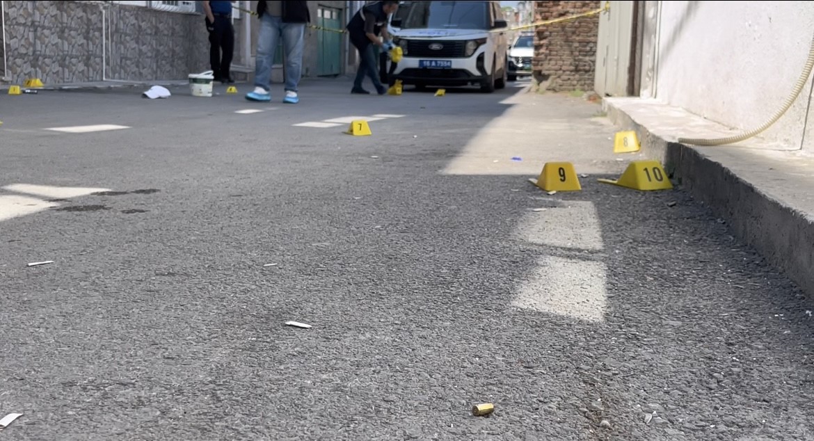Bursa’da sokak ortasında kurşun yağmuruna tutulan şahıs ağır yaralandı 6 bursada sokak ortasinda kursun yagmuruna tutulan sahis agir yaralandi 2 8DcwXZJA