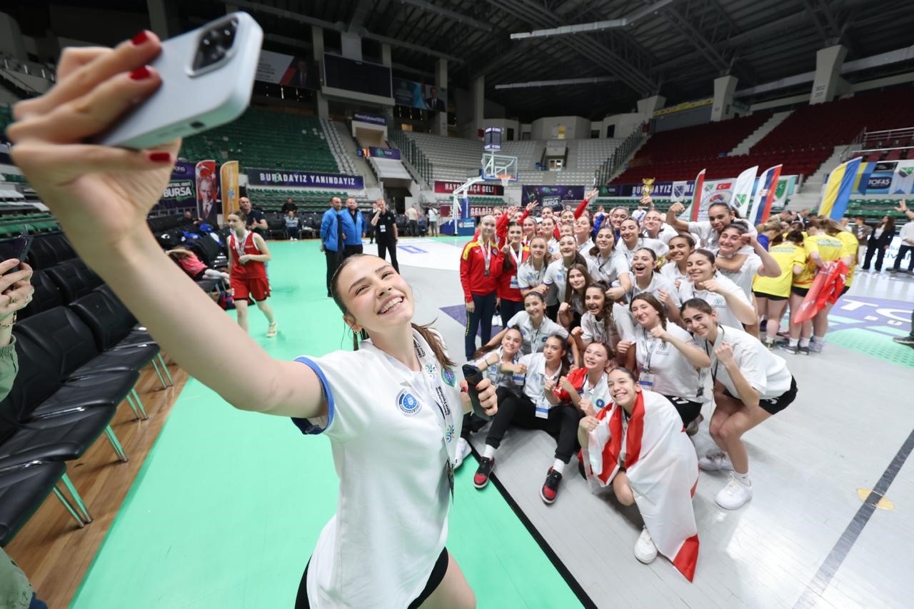 bursada spor senliklerinde kardeslik ruzgari 0 scO3nrCI