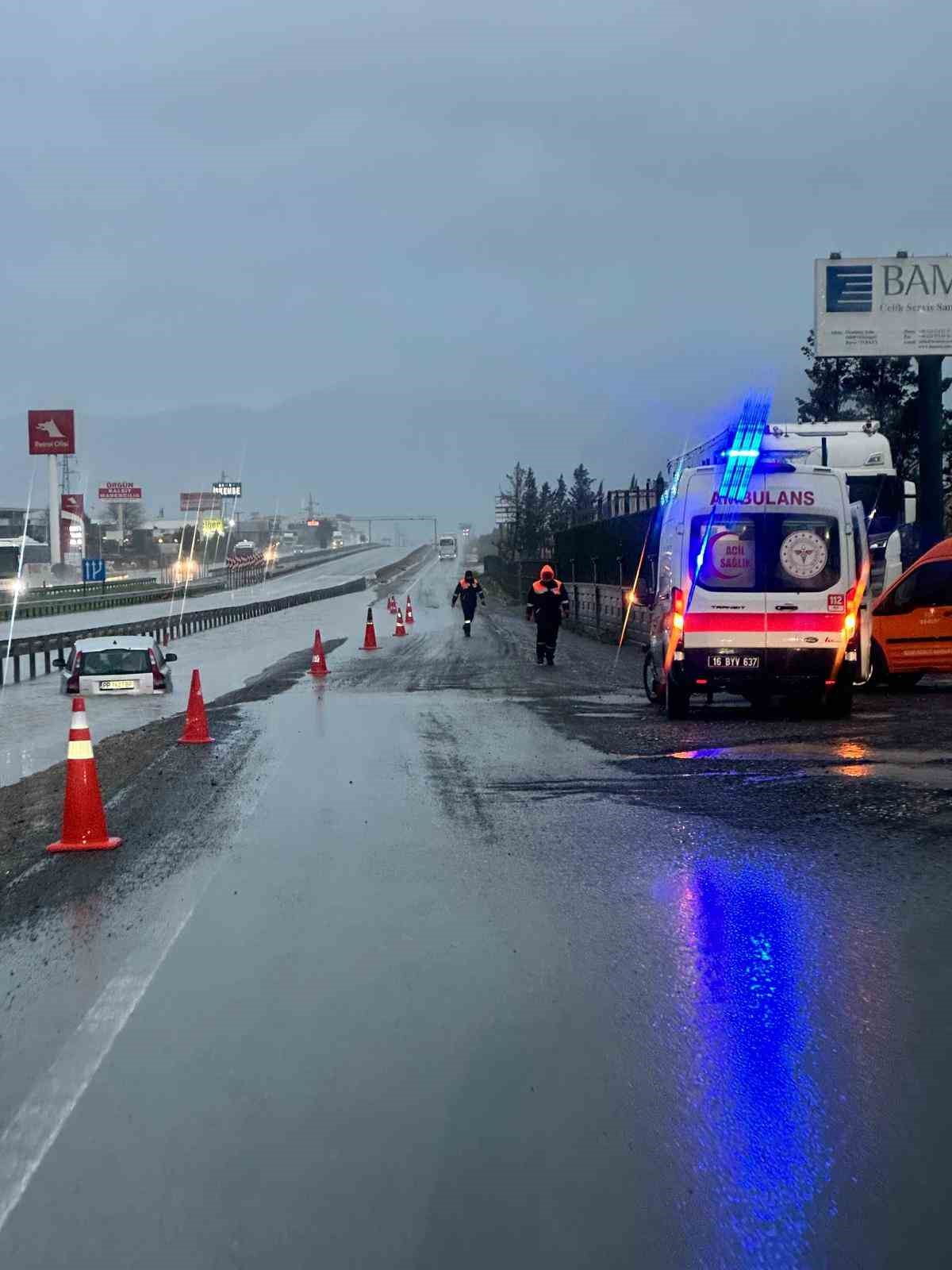 bursada su birikintisine giren otomobil mahsur kaldi 2 vu3sJFyf