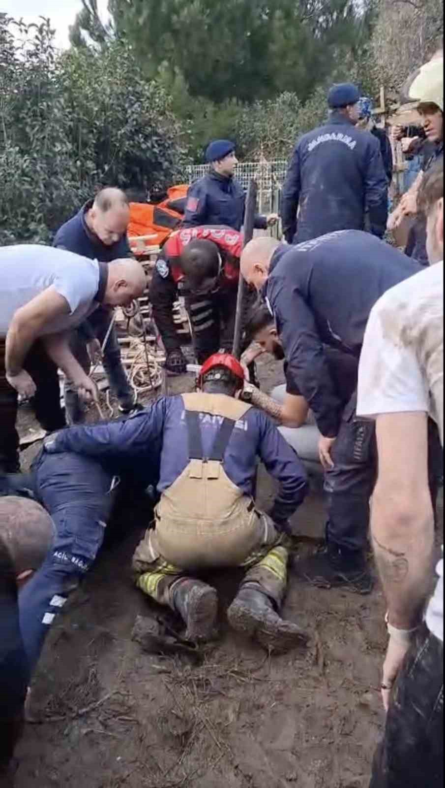 bursada su kuyusunu temizleyen baba ve oglu metan gazindan etkilendi 5 8nHSc9TJ