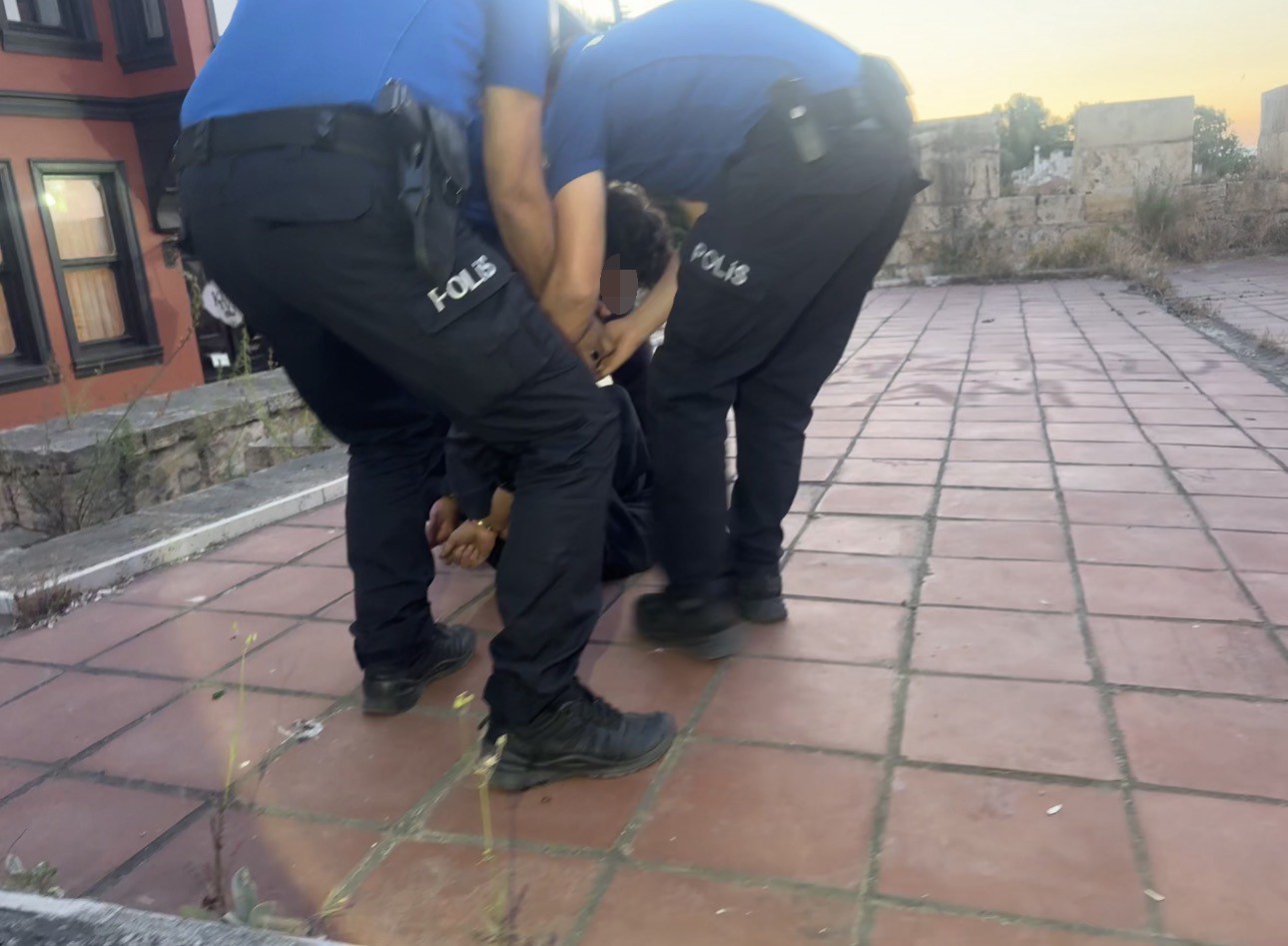 Bursa’da surlarda intihara kalkışan genç son anda kurtarıldı 5 bursada surlarda intihara kalkisan genc son anda kurtarildi 1 9ekJKGk2