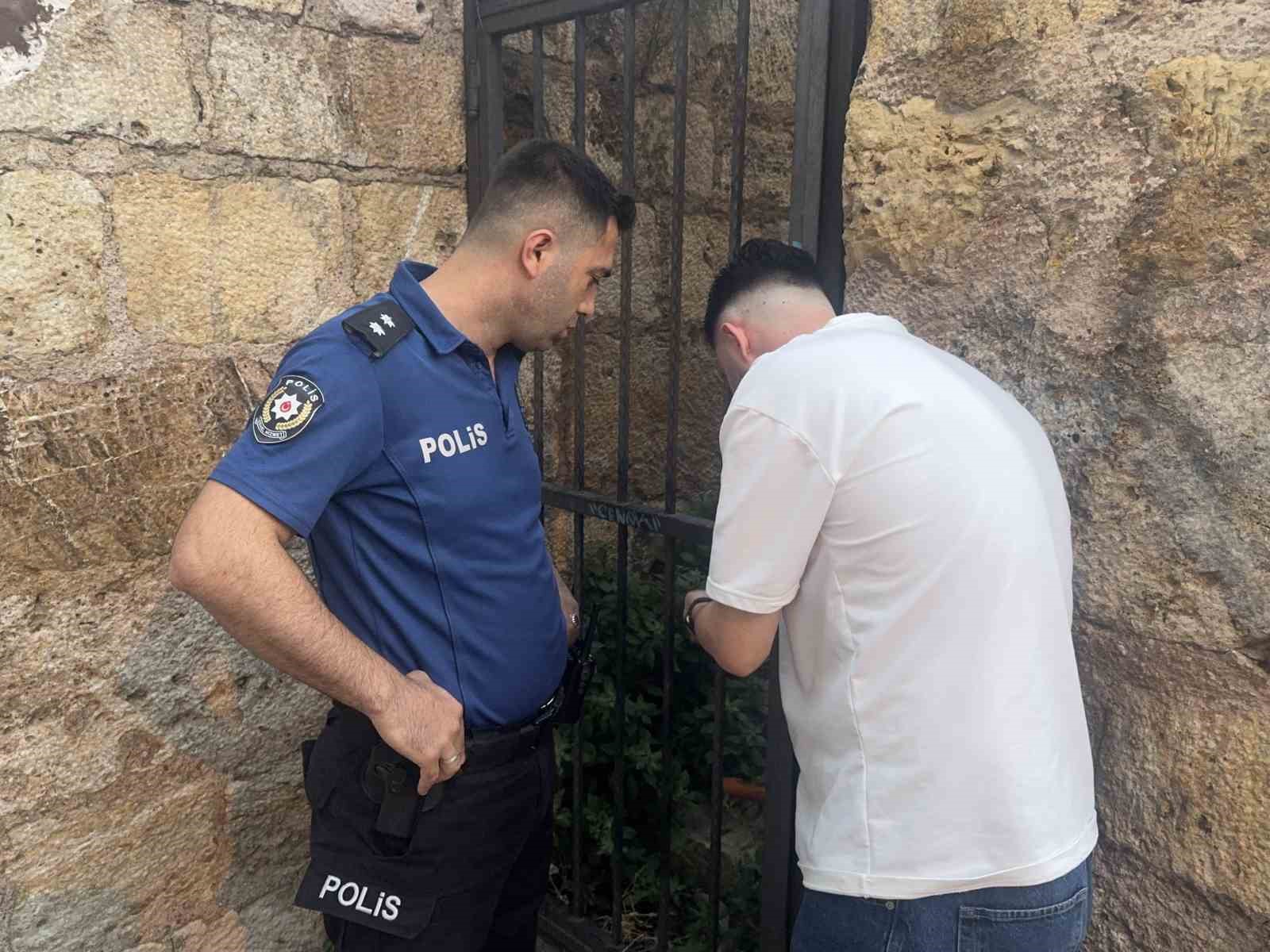 Bursa’da surlarda intihara kalkışan genç son anda kurtarıldı 7 bursada surlarda intihara kalkisan genc son anda kurtarildi 3 HFyREWcs