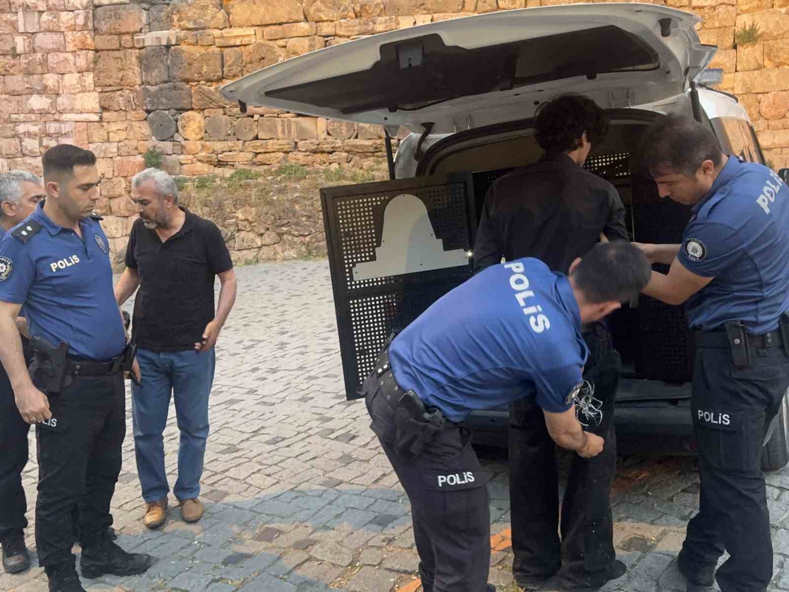 Bursa’da surlarda intihara kalkışan genç son anda kurtarıldı 9 bursada surlarda intihara kalkisan genc son anda kurtarildi 5
