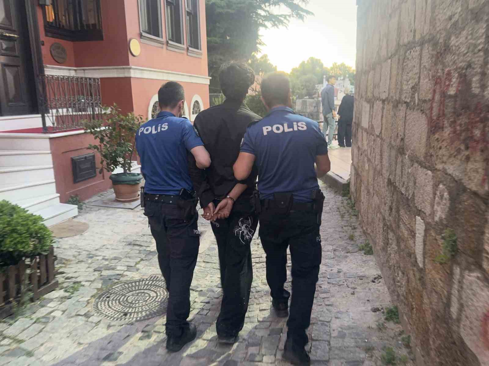 Bursa’da surlarda intihara kalkışan genç son anda kurtarıldı 10 bursada surlarda intihara kalkisan genc son anda kurtarildi 6 U65rXyJN