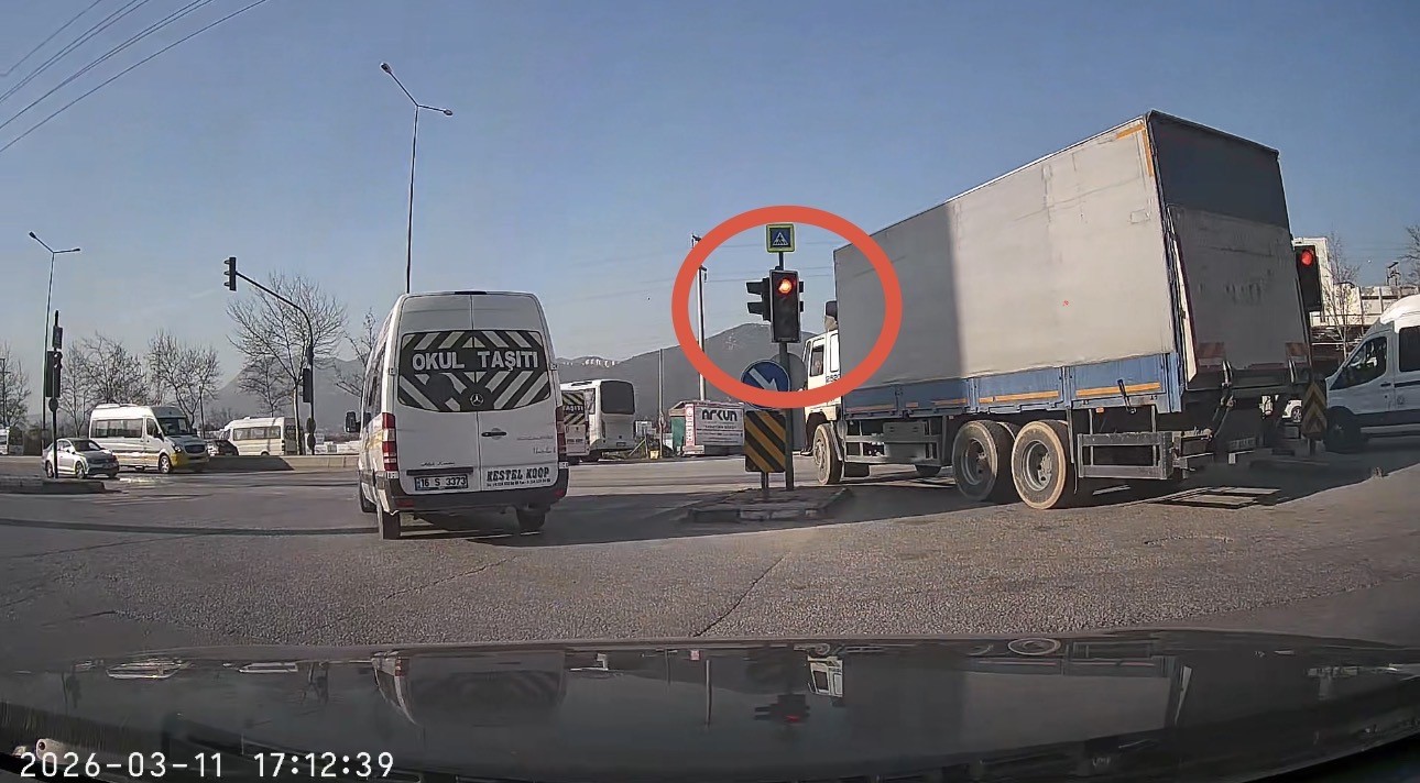Bursa’da sürücüler kırmızı ışıkta durmadı 4 bursada suruculer kirmizi isikta durmadi 0 CZfFaG9D