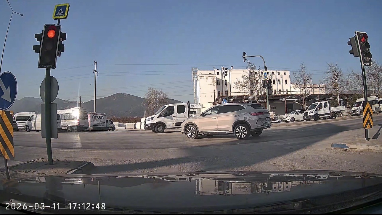 Bursa’da sürücüler kırmızı ışıkta durmadı 6 bursada suruculer kirmizi isikta durmadi 2 4rJnSpuK