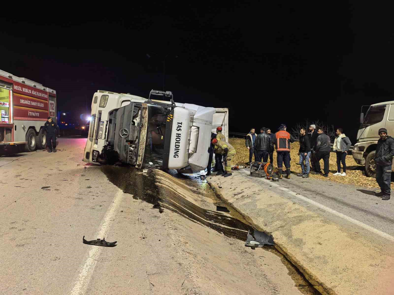 bursada talas yuklu tir devrildi aracta sikisan genc surucu hayatini kaybetti 0 IQkK9nUJ