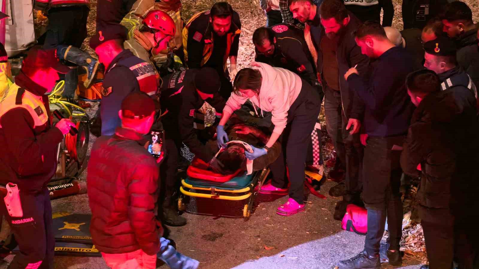 bursada talas yuklu tir devrildi aracta sikisan genc surucu hayatini kaybetti 1 tu4YjqcV