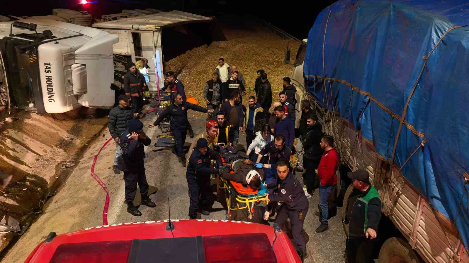 bursada talas yuklu tir devrildi aracta sikisan genc surucu hayatini kaybetti 2 5LU7dui6