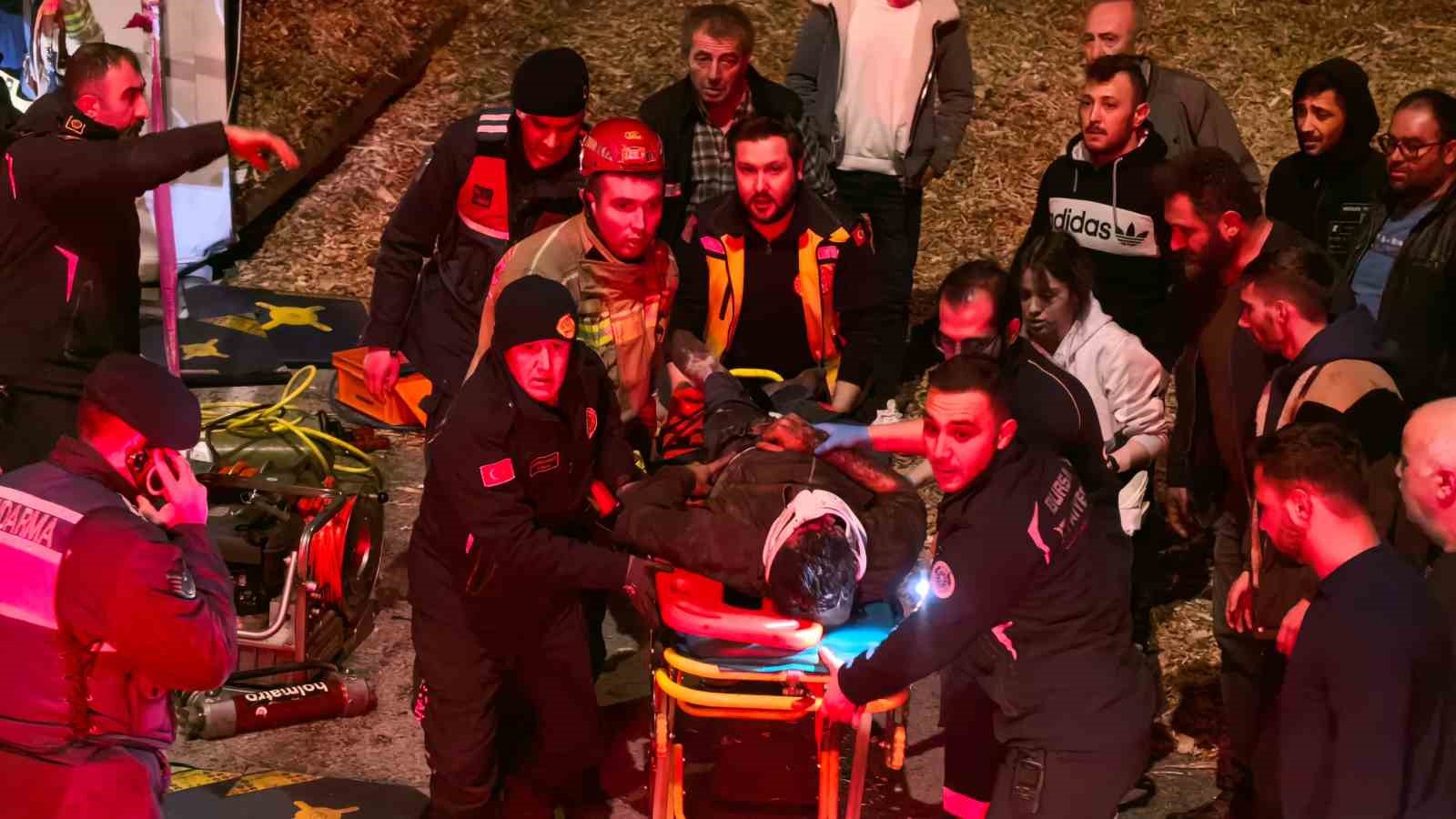 bursada talas yuklu tir devrildi aracta sikisan genc surucu hayatini kaybetti 3 RtqtKNeN