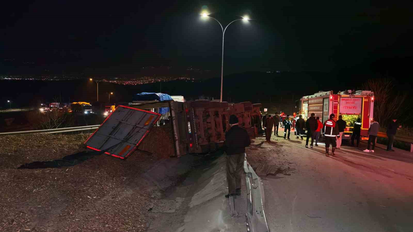 bursada talas yuklu tir devrildi aracta sikisan genc surucu hayatini kaybetti 4