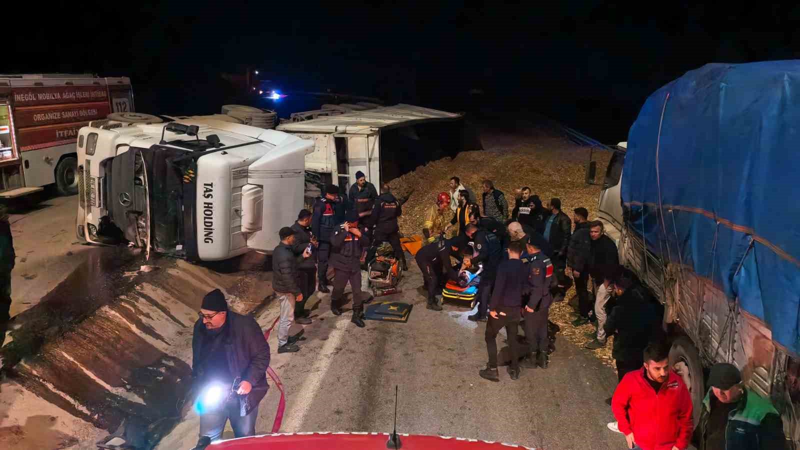 bursada talas yuklu tir devrildi aracta sikisan genc surucu hayatini kaybetti 5 6vVf4taw