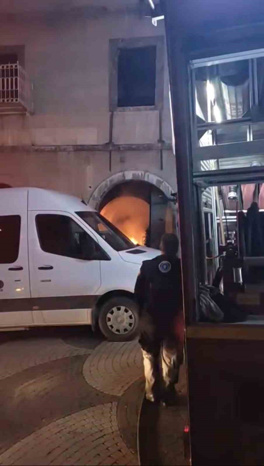 bursada tarihi binada cikan yangin sonduruldu 2 enWsjaYH