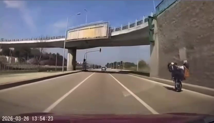 bursada tehlikeli motosiklet sovu kameraya yansidi 2 ABfap4fV