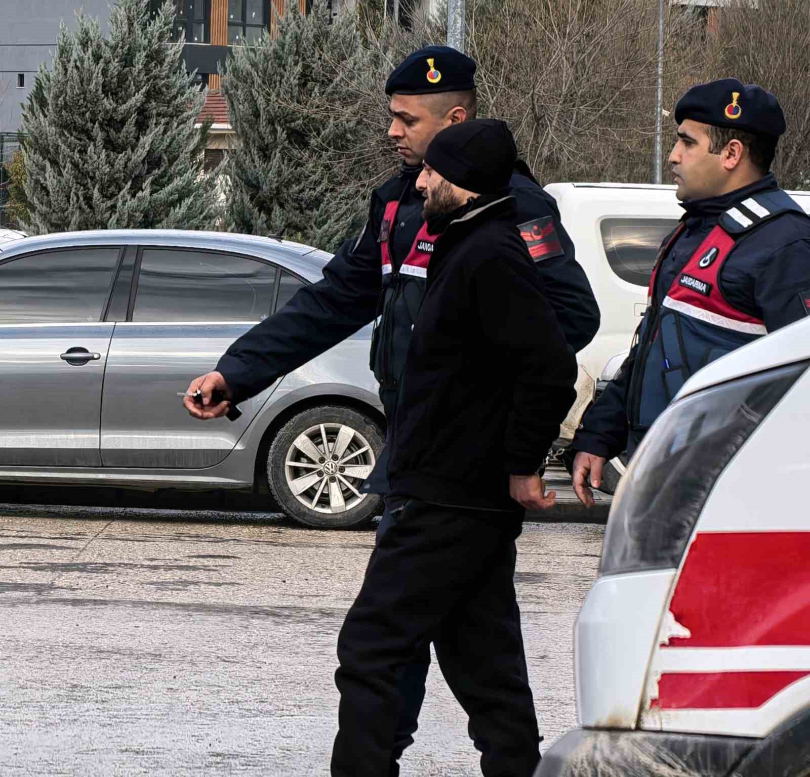 Bursa’da tekel bayine tüfekli saldırı: cezaevi firarisi 19 gün sonra tutuklandı 5 bursada tekel bayine tufekli saldiri cezaevi firarisi 19 gun sonra tutuklandi 1 6NIB4mWY