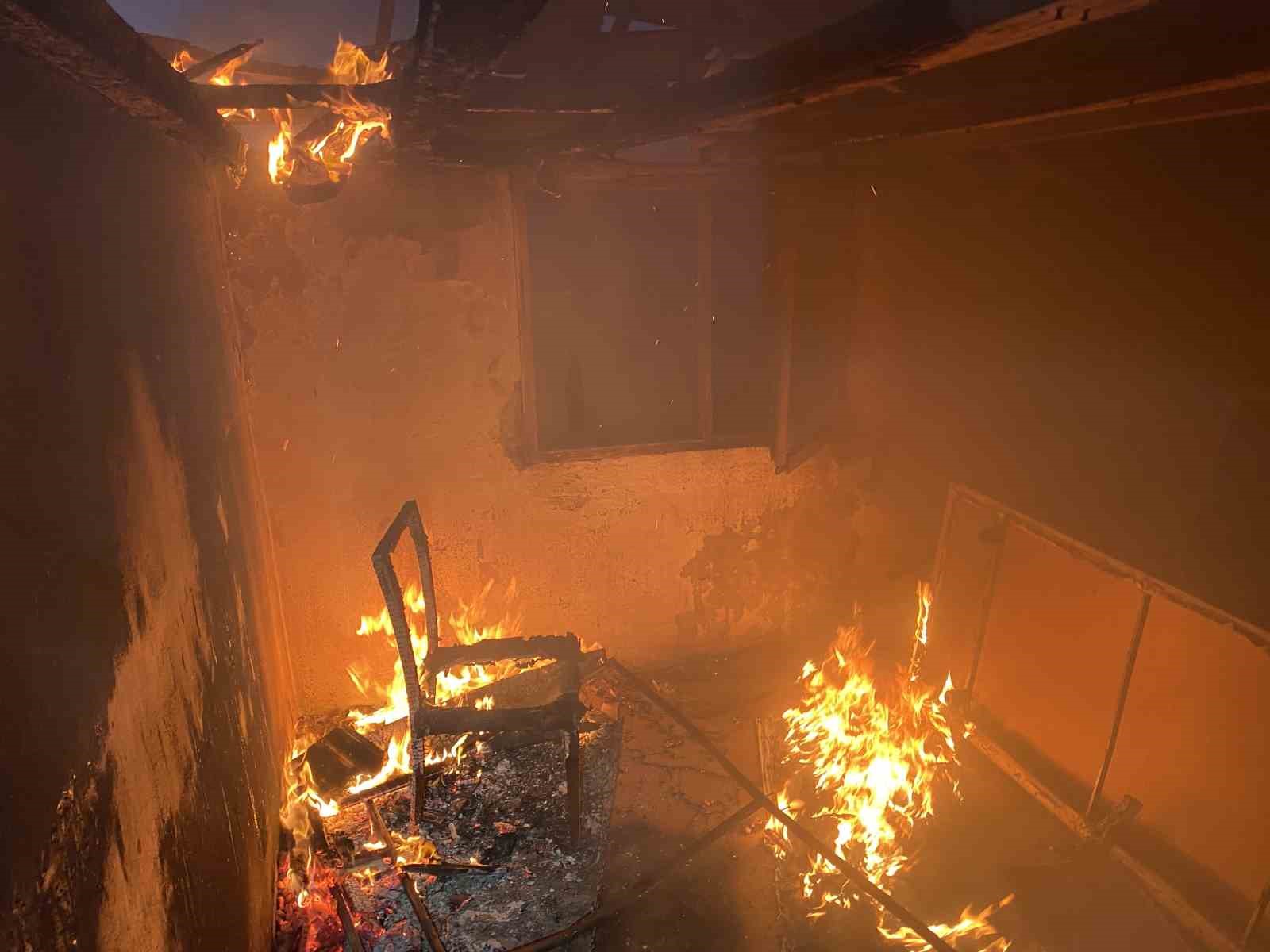 bursada terk edilen evde cikan yangin panige neden oldu 0 NgiVw1Dk