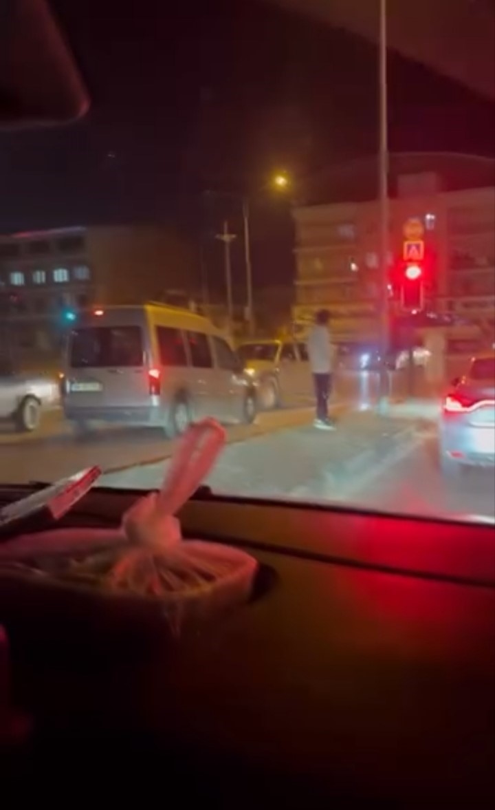 bursada ters seride giren hafif ticari arac trafigi tehlikeye atti 3 FJMiqbJ5