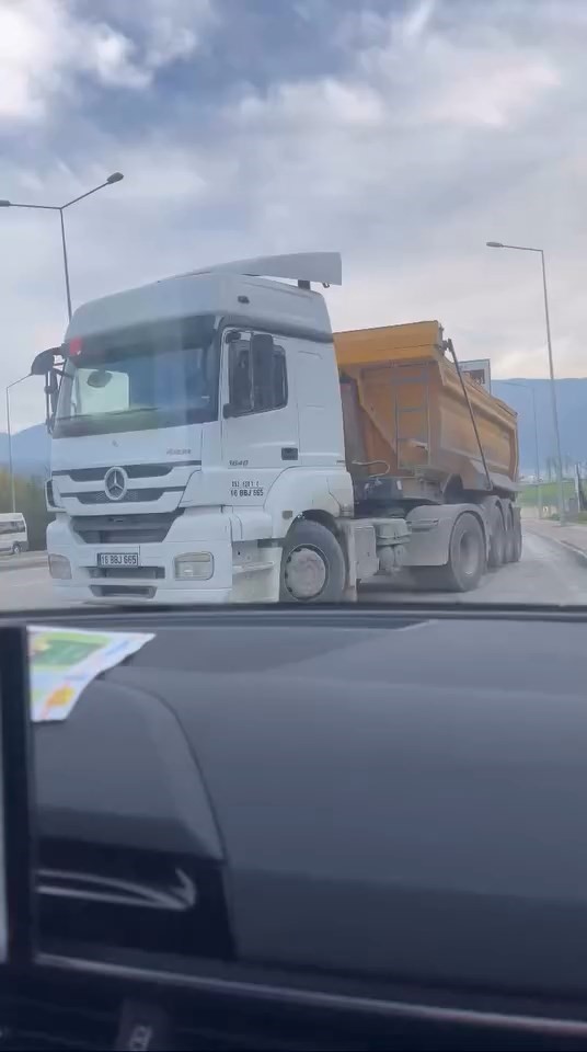 bursada ters seritten giren kamyon pes dedirtti 0 etG4kkww