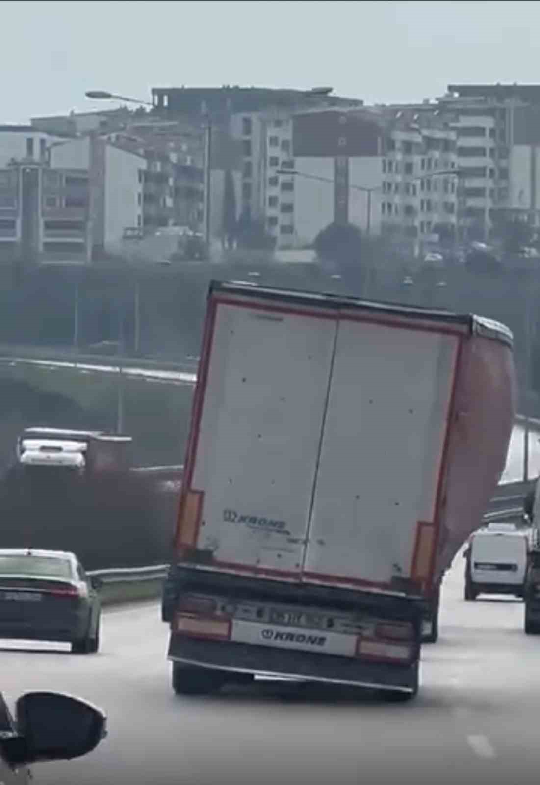 bursada tir yan sekilde ilerledi 0 uLNJyd7W