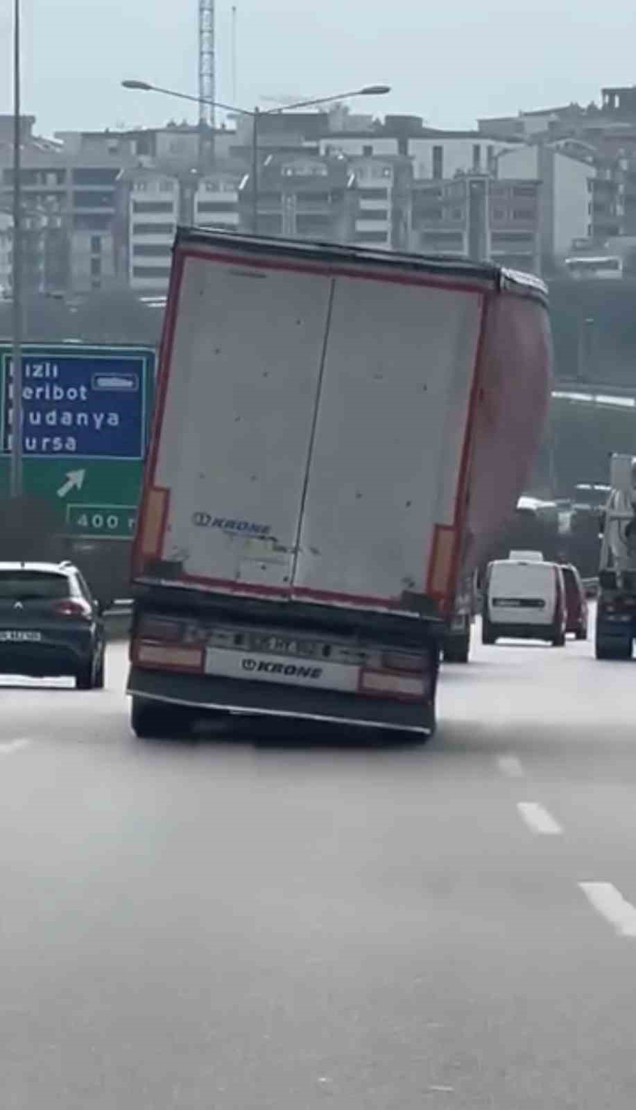 bursada tir yan sekilde ilerledi 1