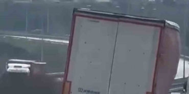 bursada-tir-yan-sekilde-ilerledi-t7HnApuE.jpg