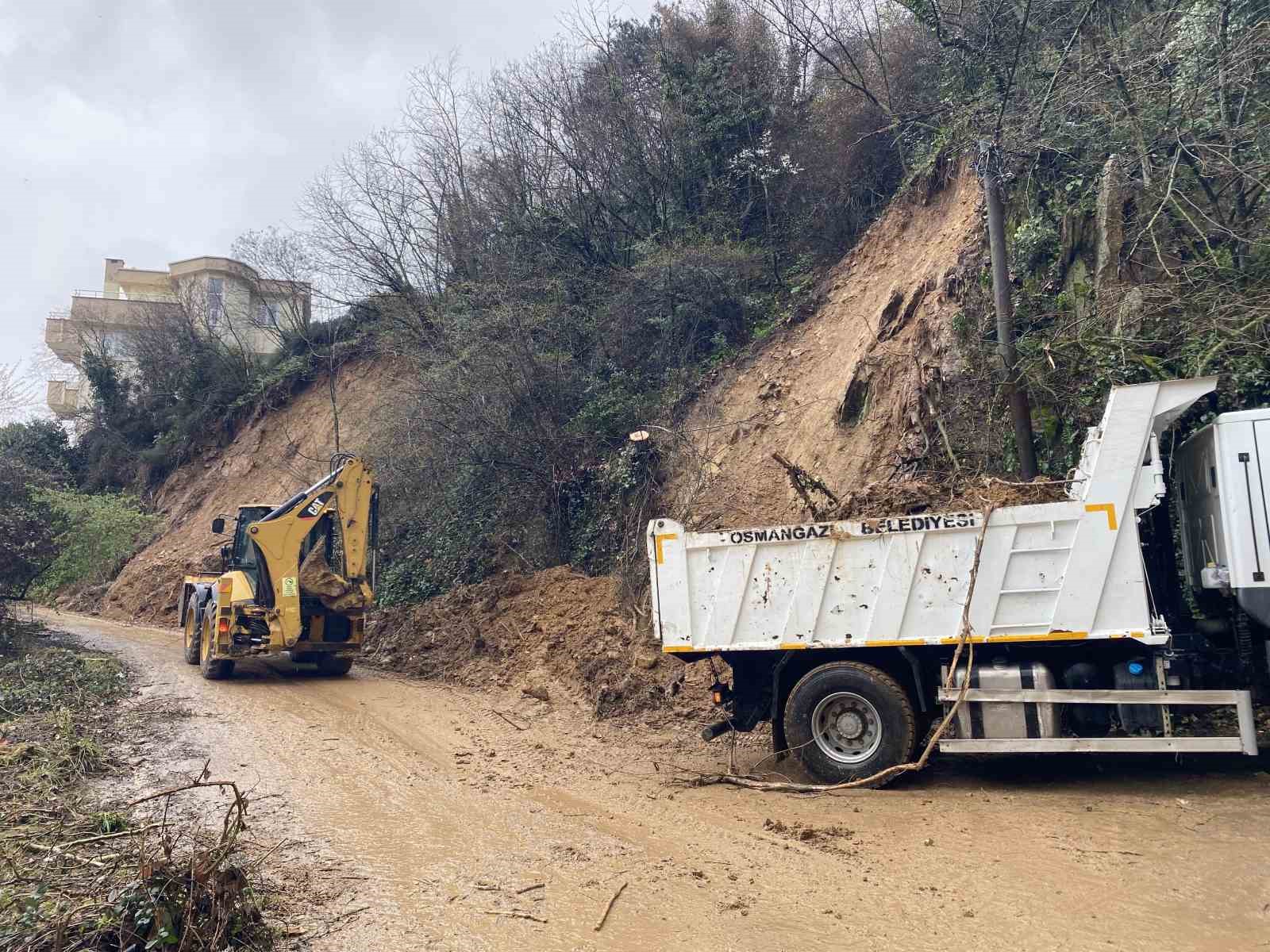 Bursa’da toprak kayması paniği 4 bursada toprak kaymasi panigi 0 qqHTVVWf