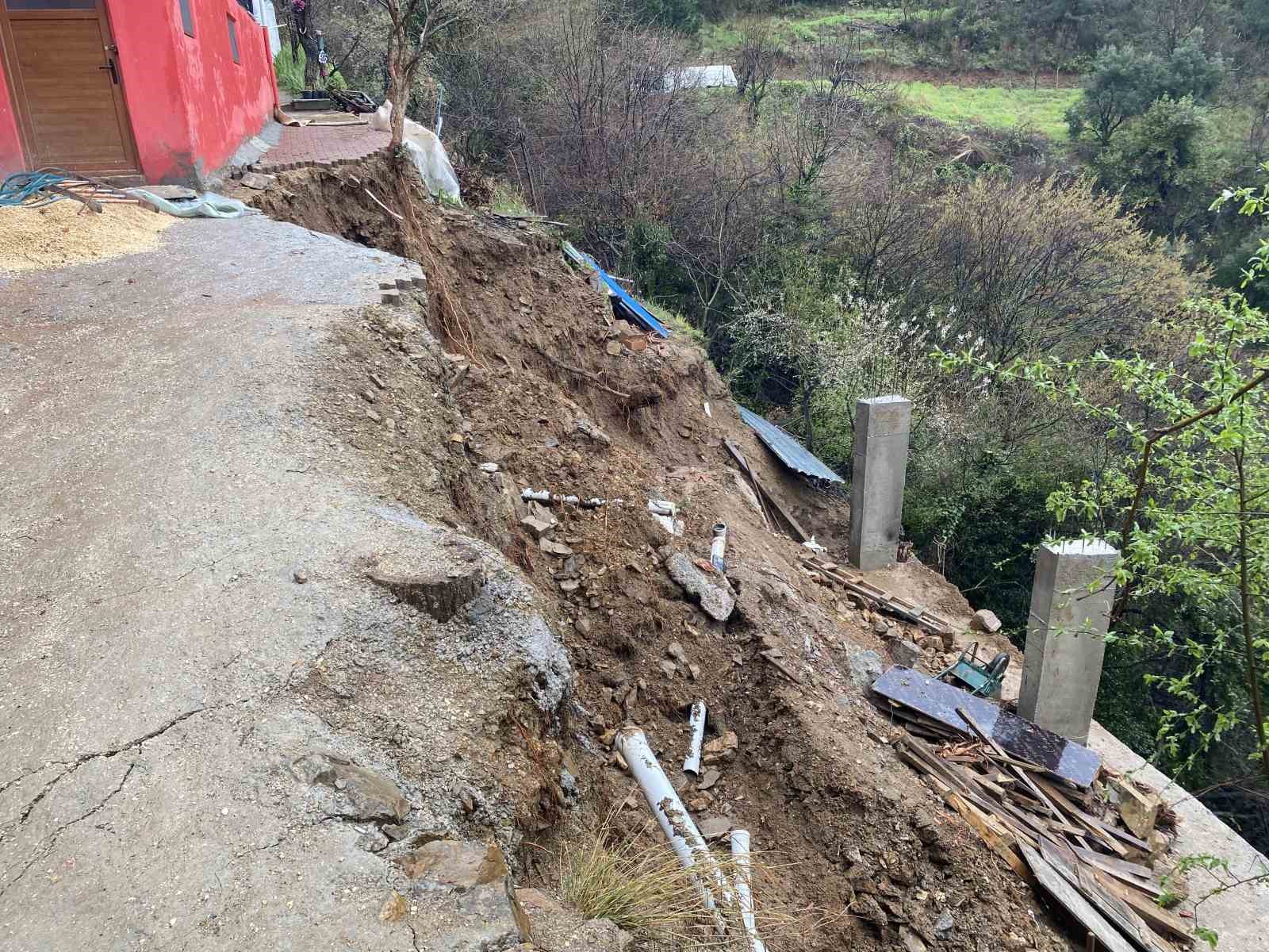 Bursa’da toprak kayması paniği 5 bursada toprak kaymasi panigi 1 GVtTtgiI