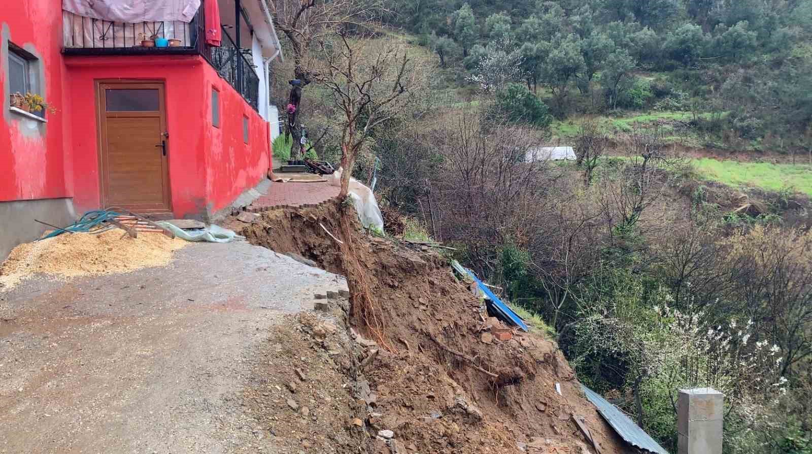 Bursa’da toprak kayması paniği 7 bursada toprak kaymasi panigi 3 328VUP2i