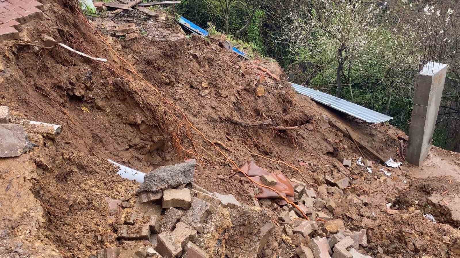 Bursa’da toprak kayması paniği 8 bursada toprak kaymasi panigi 4 Gaak2dyq