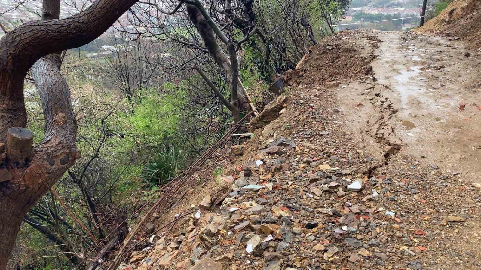 Bursa’da toprak kayması paniği 9 bursada toprak kaymasi panigi 5 Pkaiw8hL