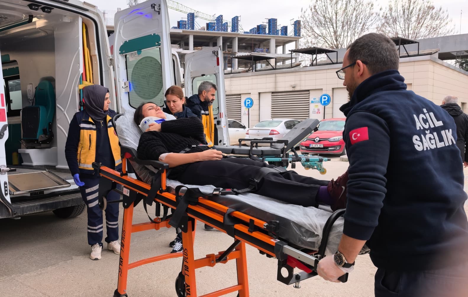bursada trafik kazasi 2 kisi yaralandi 2 9pgqOsRi